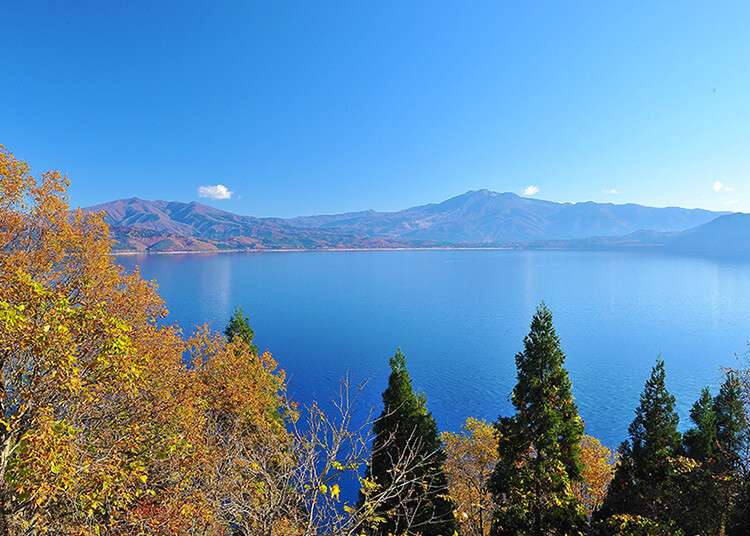 画像：紅葉の田沢湖