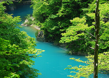 画像：青い渓流の抱き返り渓谷